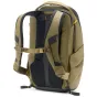 Peak Design Everyday Backpack Zip V2 15 litrų kelp spalvos šoninis vaizdas su orui atspariu 400D perdirbtu nailonu ir magnetinėmis Cord Hook sagtimis