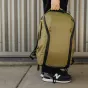 Peak Design Everyday Backpack Zip V2 15L kelp spalva – atsparus orui miesto ruksakas, pagamintas iš tvirto 400D perdirbto nailono, su bagažo perėjimu ir dviem šoninėmis kišenėmis vandens buteliams ar stativams.