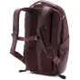 Peak Design Everyday Backpack Zip V2 15L burgundinis šoninis vaizdas su orui atspariu 400D perdirbtu nailonu, Cord Hook diržais ir ergonomišku petinių juostų dizainu, skirtas miestui ir fotografijai