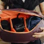 Peak Design Everyday Backpack Zip V2 15L Eclipse su atvirais skyriais, rodančiais fotoaparato ir objektyvų saugyklas bei apsaugotą vidinę organizaciją