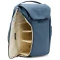 Peak Design Everyday Backpack V2 30L jūros mėlynos spalvos kuprinė su atviru priekiniu dangteliu, rodančiu vidaus FlexFold skydeklus ir organizuotus skyrius įrangai saugoti.