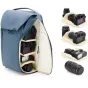 Peak Design Everyday Backpack V2 30L ryškiai mėlynos spalvos su atviru vaizdu, rodančiu organizuotas DSLR kameras, objektyvus ir blyksčius viduje su pritaikomais skirstikliais