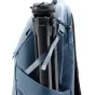 Peak Design Everyday Backpack V2 30L vandenyno mėlyna spalva su MagLatch kameros talpykla, kurioje saugiai įtvirtintas objektivas, matyti vidinė organizacija ir weather sealing su UltraZip uždaros sistema