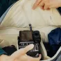 Peak Design Everyday Backpack V2 30L (ocean spalva) vidinė dalis su Fujifilm fotoaparatu ir blitzu, saugoma minkštame skyriuje