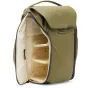 Peak Design Everyday Backpack V2 30L kelmės spalvos su atidarytu pagrindiniu skyriumi, rodančiu modulinius FlexFold skirstiklius ir erdvią vidinę organizaciją nešiojamiesiems kompiuteriams ir įrangai