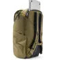 Peak Design Everyday Backpack V2 30L alyvuogių žalia šoninis vaizdas su atviru kompiuterio skyriumi ir MagLatch įranga