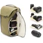 Peak Design Everyday Backpack V2 30L kelp spalvos su organizuota DSLR foto įranga viduje, rodantis vidinius skyrius ir papildomą talpą objektyvams, blyksčiams ir priedams.