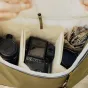 Peak Design Everyday Backpack V2 30L kelp spalvos su Fujifilm fotoaparatu saugykliame skyde, rodantis praktišką vidinę organizaciją ir atsparią UltraZip užrakto sistemą
