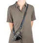 Peak Design Leash fotografijos diržas ocean spalvos su greitu aliuminio ir hipaloninio reguliavimo sistema, pritvirtinta prie retro stiliaus fotoaparato, universali sling ir saugos sistemos dizainas