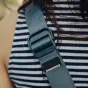 Artimas Peak Design Slide Lite Ocean spalvos fotografijos diržo vaizdas su Anchor Link jungtimi ir tekstūruotu nailoniniu diržu, taip pat matomais greitojo reguliavimo elementais ir silikono laikikliu.