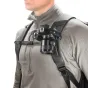 Peak Design Capture Clip V3 vandenyno spalvos saugiai laiko fotoaparatą ant krūtinės diržo, užtikrindamas patogų nešimą ir greitą prieigą