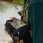 Peak Design Capture V3 fotoaparato klipsas, tvirtai pritvirtintas prie DSLR diržo, greitam prieigai ir patogumui keliaujant