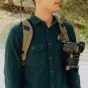 Peak Design Capture V3 kameros tvirtinimo sistema su DSLR kamera, saugiai pritvirtinta greitam prieigai ir patogumui keliaujant