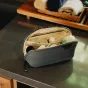 Peak Design oceaninio spalvos Wash Pouch S atidarytas su tvarkingai išdėstytomis higienos priemonėmis tinklinėse kišenėse, idealus minimalistiniam kelionėms