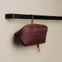 Peak Design Wash Pouch S burgundinis kelionių higieninis maišelis su talpinamu aliuminio kabliu ir praktišku organizavimu