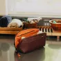 Peak Design Wash Pouch S atidarytas vaizdo su organizuotomis higienos priemonėmis, rodantis tvirtą, atsparų vandeniui UltraZip ir kompaktiškus saugojimo skyrius minimalistiniams kelionių reikmenims