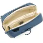 Peak Design Wash Pouch okeano mėlynoje spalvoje, atidarytas skylės su ištveringu UltraZip užrakintu, silikono tinkliniais kišeniukais ir magnetiniu danties šepetėlio laikikliu kelionių higienos priemonėms.