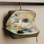 Peak Design Wash Pouch kelp spalvos atviras higieninės priemonės kelionės maišelis su organizuotomis priemonėmis tinklinėse ir užtrauktukuose.