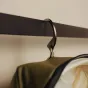 Peak Design Wash Pouch kelp spalvos, kabantis ant sulankstomo aliuminio kablio, ištverusis kelionių higienos maišelis iš atsparaus oro sąlygoms medžiagos.