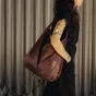 Peak Design Packable Tote eclipse spalvos, kompakti ir stilingi su viena minkšta peties juosta patogiam nešiojimui.