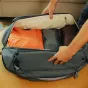 Peak Design Travel Duffelpack 65L ocean spalvos: atidarytas erdvės su išsiplėstine saugykla ir vidinėmis skiltimis