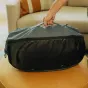 Kelionių duffelis Peak Design Travel Duffelpack 65L ocean grey spalvos su išplečiamu talpa ir suglobojamu petiniu bei juosmens diržais, rodomas uždarytas su viršutiniu rankenos laikymu