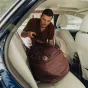 Peak Design Travel Duffel 65L naudojimas – erdvi 65 litrų kelionių kuprinė su atspariu UltraZip užrakinimu, minkštomis rankenomis ir nuimamu peties diržu, atvira automobilyje, skirta įrangos laikymui