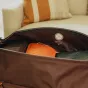 Peak Design Travel Duffel 65L atviras vaizdas su oranžine miegmaišio padu viduje, rodantis tvirtą orą ir erdvią vidinę erdvę