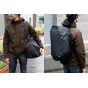 Peak Design Travel Duffel 65L juodas kelionių kuprinė iš atsparaus orui 600D reciklinto nailono, su plačiu prieiga užtikrinančiu UltraZip užtrauktuku ir paminkštinta petine, tinkama įvairioms nešimo galimybėms.