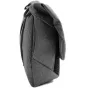 Peak Design Field Pouch V2 šarvuotoji spalva iš šono su reguliuojama petine diržu įvairioms nešimo galimybėms.
