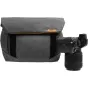 Peak Design Field Pouch V2 anglies spalvos su prijungta Sony Alpha be veidrodžio fotoaparatu per Capture Clip, rodanti išskleidžiamą talpyklą ir organizuotus vidaus kišeniukus