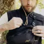 Peak Design Outdoor Sling 4L juoda krūstinė krepšinė su reguliuojamu paminkštintu peties diržu ir atspariu orui Terra Shell™ išoriniu audiniu.
