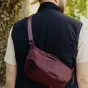 Peak Design Outdoor Sling 4L šono krepšys su atspariu Terra Shell™ dangčiu, bordo akcentais ir patikima Cord Hook™ tvirtinimo sistema, idealus išvykų reikmenims nešti
