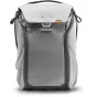 Peak Design Everyday Backpack V2 20L pilkos spalvos, priekinis vaizdas su MagLatch užtrauktuku ir tvirtu 400D atspariu nailonu.