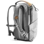 Peak Design Everyday Backpack V2 20L pilko pelenine šoninis vaizdas su MagLatch užrakintuvu ir UltraZip prieiga organizuotam kelionėms ir kasdieniam naudojimui
