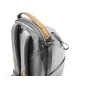 Peak Design Everyday Backpack V2 20L pilkos atspalvio šono vaizdas su MagLatch viršūnės prieiga ir apmuštu peties juostele
