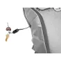 Peak Design Everyday Backpack V2 20L pilkos spalvų šoninė zip vilkimo kilpa su prijungtu raktų žiedu, kuriame yra raktai ir dekoratyvinis širdies formos raktų pakabukas