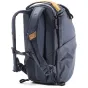 Peak Design Everyday Backpack V2 20L tamsiai mėlynos spalvos šoninis vaizdas su MagLatch užraktu ir tvirtu 400D perdirbto nailono audiniu