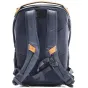 Peak Design Everyday Backpack V2 20L juodoje naktinėje spalvoje užpakalinis vaizdas, demonstruojantis UltraZip apsaugą nuo oro sąlygų ir MagLatch uždarymo sistemą