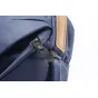 Peak Design Everyday Backpack V2 20L tamsiai mėlyna spalva su MagLatch užraktu ir UltraZip šonine prieiga, patikimam ir patogiam viršutiniam atidarymui