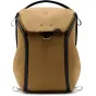 Peak Design Everyday Backpack V2 20L šuo košutinio spalvos su struktūrizuotu dizainu ir juodais akcentais, įskaitant diržus ir užtrauktukus, pagamintas iš tvirto audinio su siuvinėtu viršutiniu dangteliu.