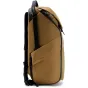 Peak Design Everyday Backpack V2 20L smėlio spalvos šoninis vaizdas, demonstruojantis elegantišką dizainą su MagLatch ir UltraZip užraktomis patogiam prieigai.