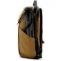 Peak Design Everyday Backpack V2 20L coyote spalvos su kamera ant viršaus dangtelio, vaizdas iš nugaros su ventiliuojamu tinklinės nugarėlės ir saugiu UltraZip šoniniu prieigu
