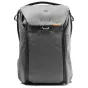 Peak Design Everyday Backpack V2 30L pilkos spalvos priekinė pusė su MagLatch užraktu ir atspariais oro UltraZip kišenėmis