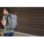 Peak Design Everyday Backpack V2 30L šoninis vaizdas su MagLatch užrakintu, demonstruojantis elegantišką dizainą ir praktiškas kasdienio naudojimo savybes prieš medinį foną