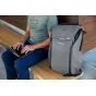 Peak Design Everyday Backpack V2 30L anglies spalvos su MagLatch prieiga, UltraZip kišenėmis ir MacBook Pro 14/16 nešiojamojo kompiuterio kišene, naudojamas žmogaus, dirbančio su nešiojamuoju kompiuteriu