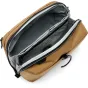 Peak Design Wash Pouch kojaudės spalvos vidinis vaizdas su tinklinėmis kišenėmis, magnetiniu dantų šepetėlio kišeniu ir tvirtu UltraZip užtrauktuku organizuotam kelionių higienos priemonėms