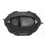 Juodos spalvos Peak Design Travel Duffel 35L kuprinės vidus su erdvia pagrindine dėže ir tinklinėmis skirstymo dalimis.