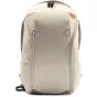 Peak Design Everyday Backpack Zip V2 15L bežinė spalva – elegantiškas priekis su atspariu 400D perdirbtu nailonu, dvigubomis paminkštintomis rankenomis ir saugia 270° uždarymo zip sistema