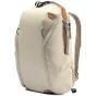 Peak Design Everyday Backpack Zip V2 15L bežinė spalva, elegantiškas šono vaizdas rodantis atsparią 400D perdirbtą nailoną ir orų apsaugą UltraZip